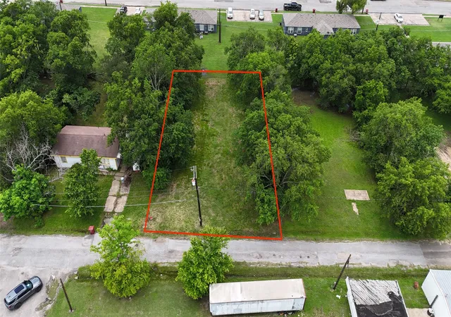 Photo 3 of Land for sale at 808 E Third St, Bonham, TX 75418 | MLS# 21300990 | Listing updated on 2026-09-25
