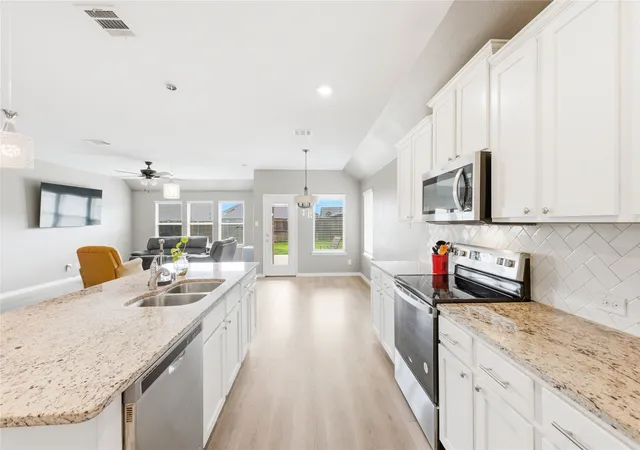 Photo 4 of Single family home for sale at 527 Francis Ln, Royse City, TX 75189 | MLS# 21301035 | Listing updated on 2026-07-27