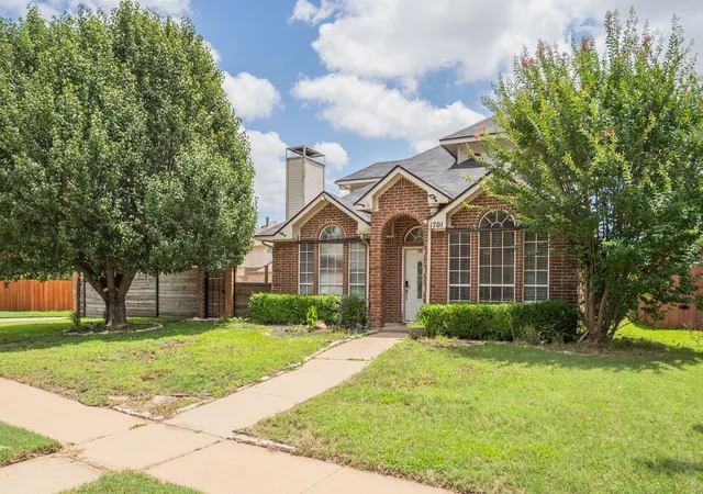 Photo 3 of Single family home for sale at 1701 Creekway Dr, Lewisville, TX 75067 | MLS# 21291490 | Listing updated on 2026-08-25