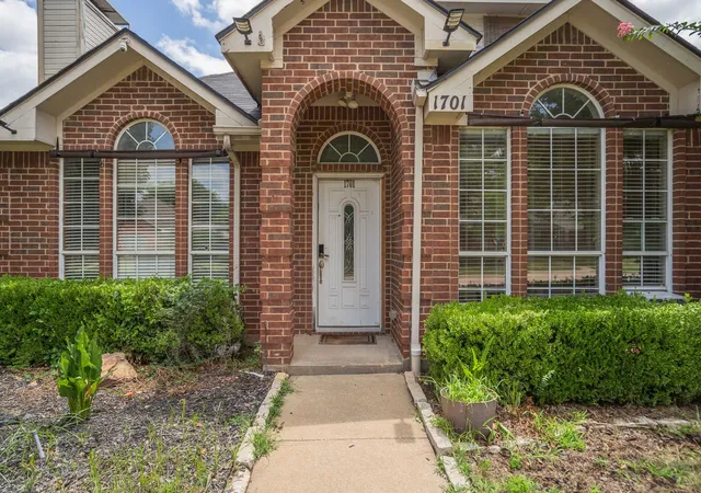 Photo 3 of Single family home for sale at 1701 Creekway Dr, Lewisville, TX 75067 | MLS# 21291490 | Listing updated on 2026-08-25