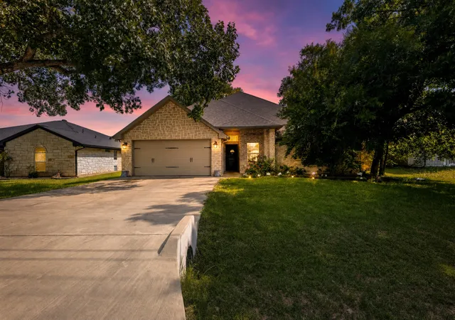 Homes for sale in Granbury, TX | 4016 Cherokee Ct, Granbury, TX 76048 | MLS# 21299737