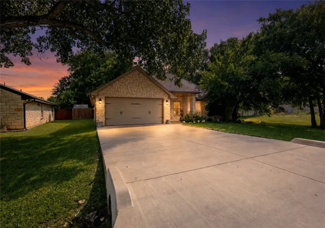 Homes for sale in Granbury, TX | 4016 Cherokee Ct, Granbury, TX 76048 | MLS# 21299737