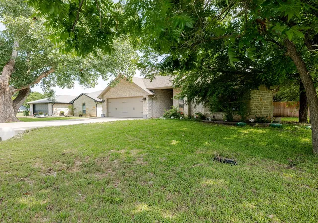Homes for sale in Granbury, TX | 4016 Cherokee Ct, Granbury, TX 76048 | MLS# 21299737