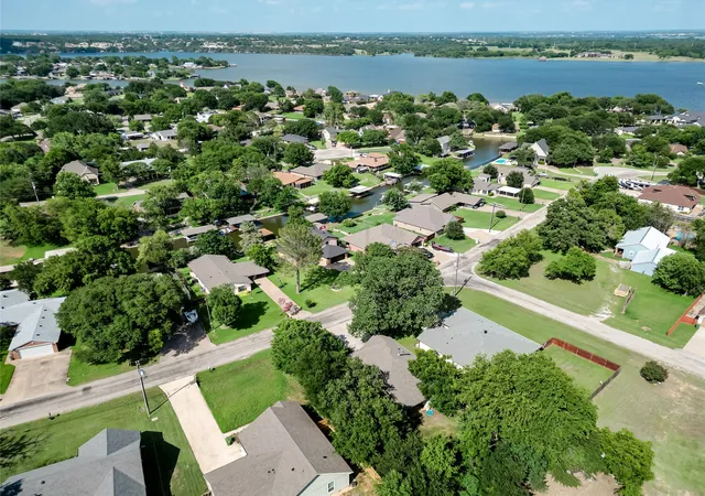 Homes for sale in Granbury, TX | 4016 Cherokee Ct, Granbury, TX 76048 | MLS# 21299737