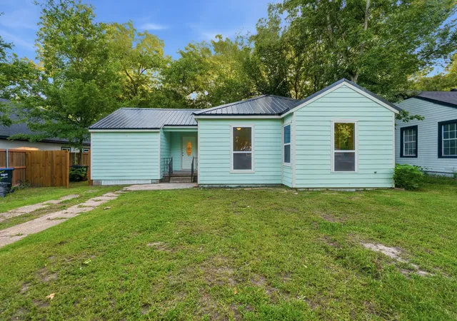 Photo 2 of Single family home for sale at 1103 Bell Dr, Greenville, TX 75401 | MLS# 21301097 | Listing updated on 2026-08-22
