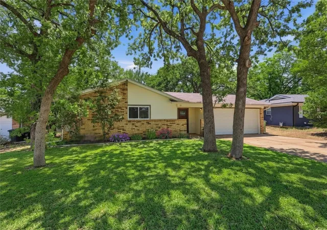 Homes for sale in Bedford, TX | 16 Coffee Tavern Rd, Bedford, TX 76022 | MLS# 21280815