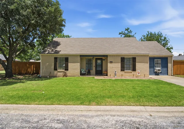 Photo 1 of Single family home for sale at 217 N Laramie Cir, Pilot Point, TX 76258 | MLS# 21296831 | Listing updated on 2026-08-26