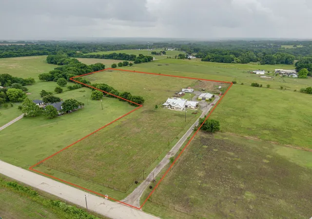Photo 3 of Sale Pending at 61 Rockett Ln, Red Oak, TX 75154 | MLS# 21297961 | Listing updated on 2026-08-26