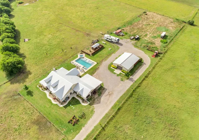 Photo 3 of Sale Pending at 61 Rockett Ln, Red Oak, TX 75154 | MLS# 21297961 | Listing updated on 2026-08-26