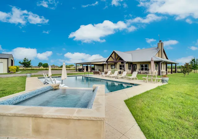 Photo 4 of Sale Pending at 61 Rockett Ln, Red Oak, TX 75154 | MLS# 21297961 | Listing updated on 2026-08-26