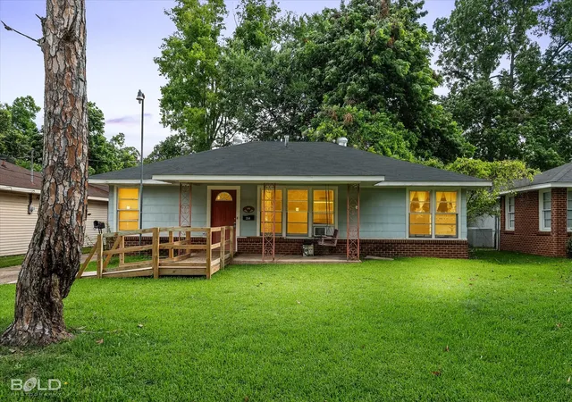 2nd image of 354 Sandefur Dr, Shreveport, LA 71105 | MLS# 21301283