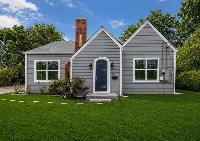 Photo 3 of Single family home for sale at 216 N Ricketts St, Sherman, TX 75092 | MLS# 21298943 | Listing updated on 2026-08-22