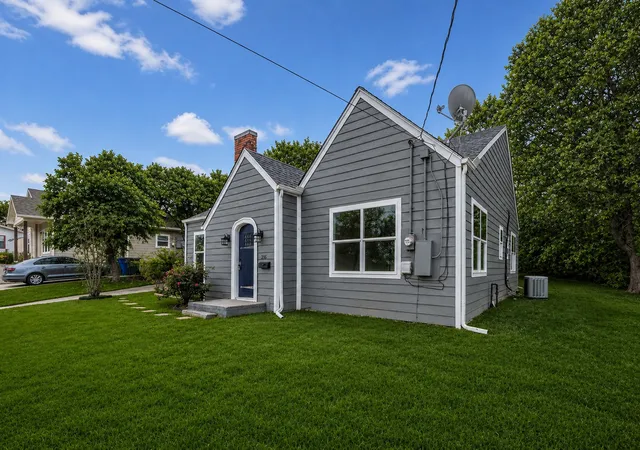 Photo 3 of Single family home for sale at 216 N Ricketts St, Sherman, TX 75092 | MLS# 21298943 | Listing updated on 2026-08-22
