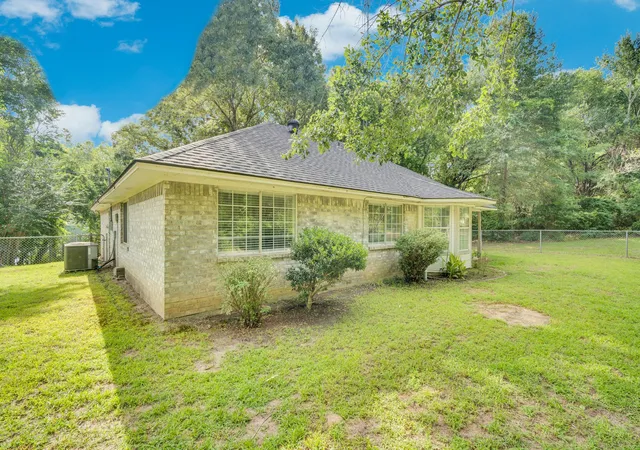 Photo 3 of Sale Pending at 12752 Honeysuckle Cir, Eustace, TX 75124 | MLS# 21300652 | Listing updated on 2026-08-22