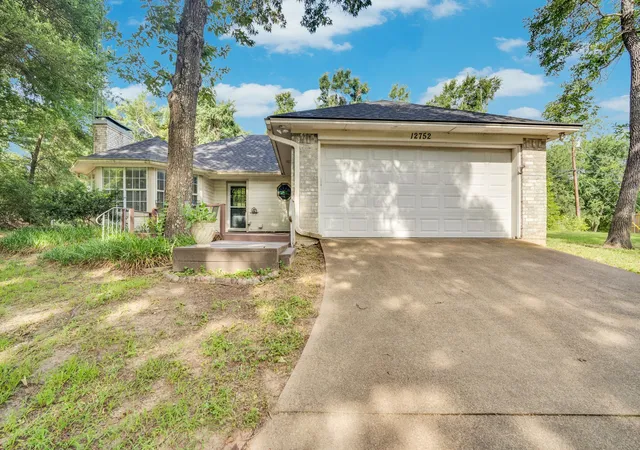 Photo 3 of Sale Pending at 12752 Honeysuckle Cir, Eustace, TX 75124 | MLS# 21300652 | Listing updated on 2026-08-22