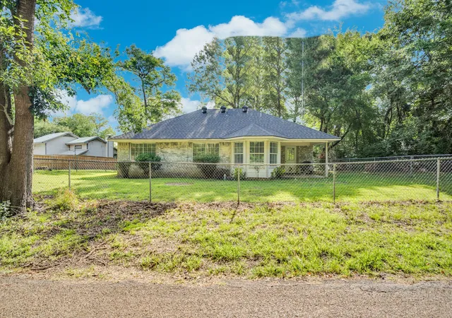 Photo 4 of Sale Pending at 12752 Honeysuckle Cir, Eustace, TX 75124 | MLS# 21300652 | Listing updated on 2026-08-22