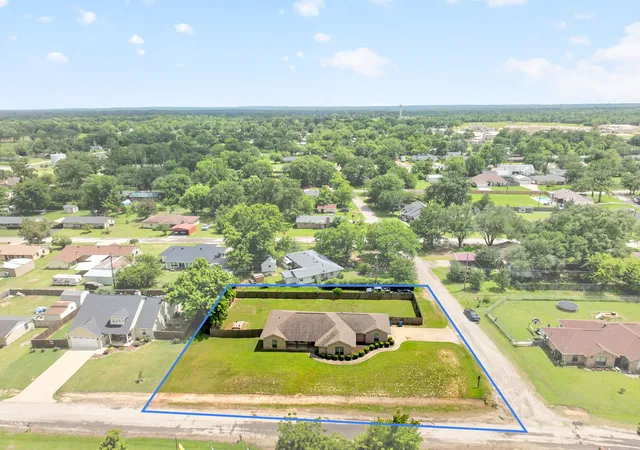 Photo 2 of Sale Pending at 220 Ebony Pl, Van, TX 75790 | MLS# 21301361 | Listing updated on 2026-08-22