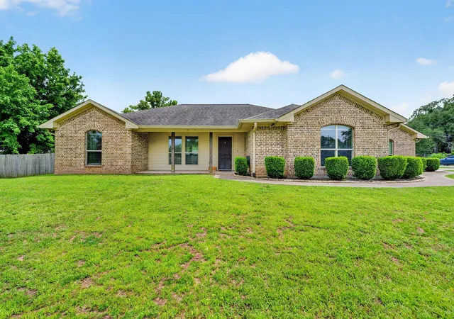 Photo 3 of Sale Pending at 220 Ebony Pl, Van, TX 75790 | MLS# 21301361 | Listing updated on 2026-08-22