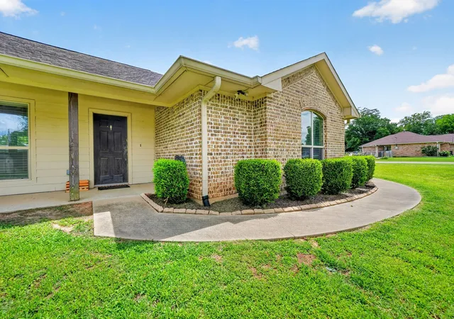 Photo 3 of Sale Pending at 220 Ebony Pl, Van, TX 75790 | MLS# 21301361 | Listing updated on 2026-08-22