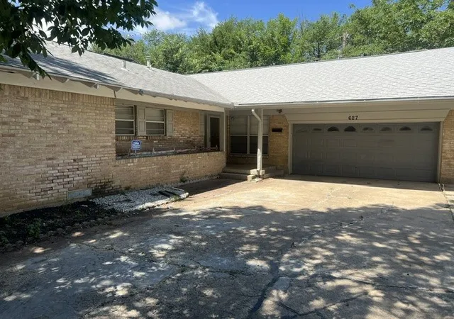 2nd image of 627 Kingston Dr, Irving, TX 75061 | MLS# 21301447