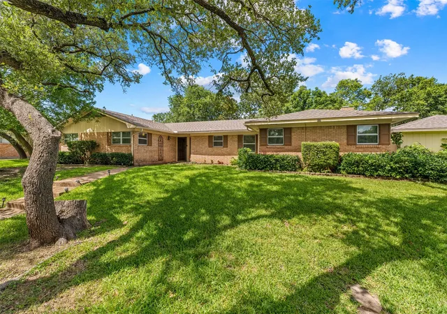 Photo 3 of Single family home for sale at 708 Topeka Dr, Woodway, TX 76712 | MLS# 21285571 | Listing updated on 2026-08-22