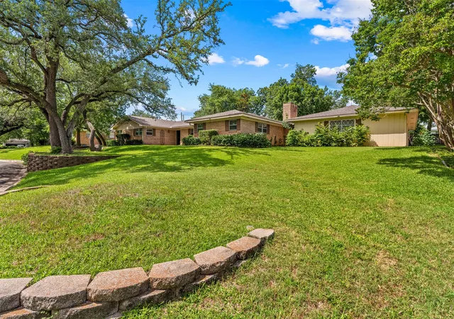 Photo 3 of Single family home for sale at 708 Topeka Dr, Woodway, TX 76712 | MLS# 21285571 | Listing updated on 2026-08-22