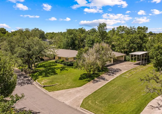 Photo 4 of Single family home for sale at 708 Topeka Dr, Woodway, TX 76712 | MLS# 21285571 | Listing updated on 2026-08-22