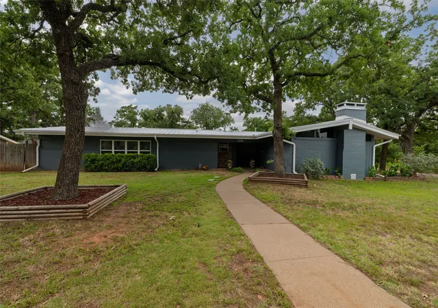 Homes for sale in Mineral Wells, TX | 615 Sw 20 St, Mineral Wells, TX 76067 | MLS# 21300871