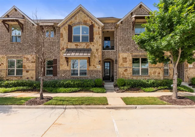 Townhouse for sale at 2513 Gramercy Park Dr, Flower Mound, TX 75028 | MLS# 21286667