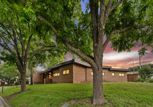 Homes for sale in Clifton, TX | 511 Sunset St, Clifton, TX 76634 | MLS# 21296219