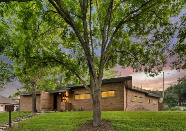 Homes for sale in Clifton, TX | 511 Sunset St, Clifton, TX 76634 | MLS# 21296219