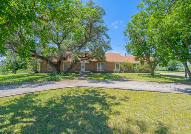 Homes for sale in Comanche, TX | 908 W Barnes Ave, Comanche, TX 76442 | MLS# 21301480