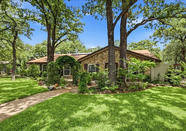 Photo 2 of Single family home for sale at 200 Timberlane Ter, Euless, TX 76039 | MLS# 21299740 | Listing updated on 2026-07-21