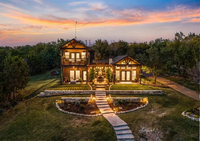 Photo 2 of Single family home for sale at 124 Bluffview Cir, China Spring, TX 76633 | MLS# 21301413 | Listing updated on 2026-09-01