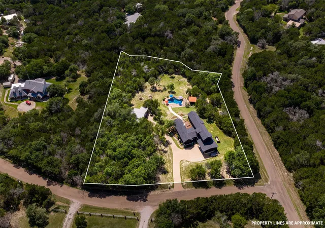 Photo 3 of Single family home for sale at 124 Bluffview Cir, China Spring, TX 76633 | MLS# 21301413 | Listing updated on 2026-09-01