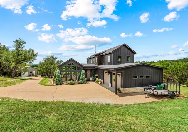 Photo 3 of Single family home for sale at 124 Bluffview Cir, China Spring, TX 76633 | MLS# 21301413 | Listing updated on 2026-09-30