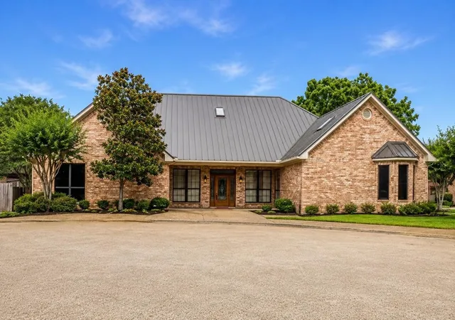 Photo 1 of Single family home for sale at 706 Park Pl Dr, Athens, TX 75751 | MLS# 21301027 | Listing updated on 2026-08-03