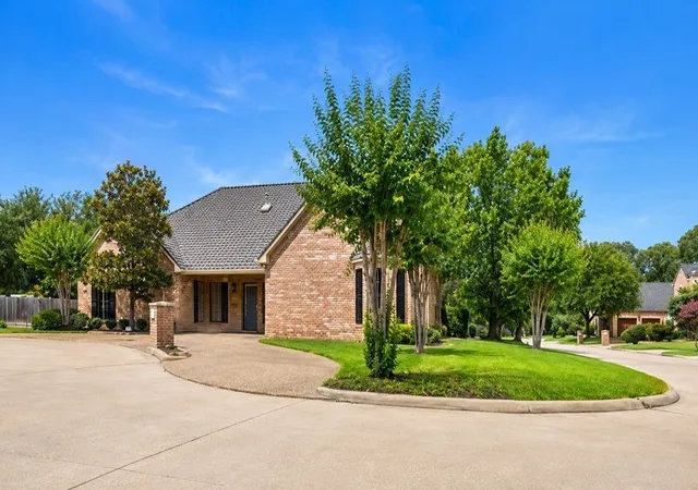 Photo 2 of Single family home for sale at 706 Park Pl Dr, Athens, TX 75751 | MLS# 21301027 | Listing updated on 2026-08-03