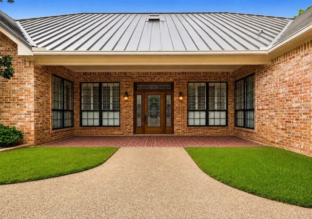 Photo 2 of Single family home for sale at 706 Park Pl Dr, Athens, TX 75751 | MLS# 21301027 | Listing updated on 2026-08-03
