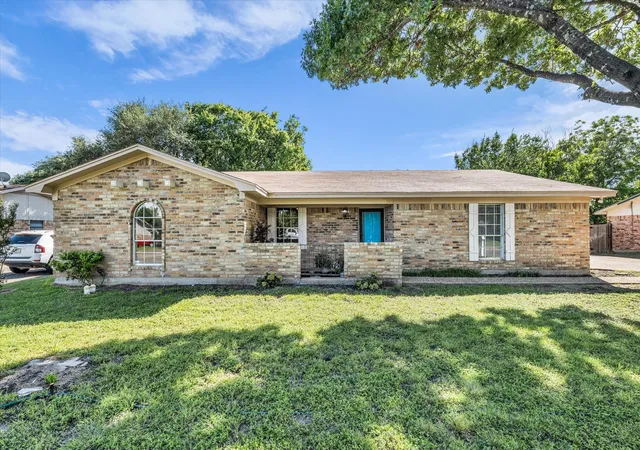 Photo 1 of Sale Pending at 141 Travis Ln, Hewitt, TX 76643 | MLS# 21301758 | Listing updated on 2026-07-24