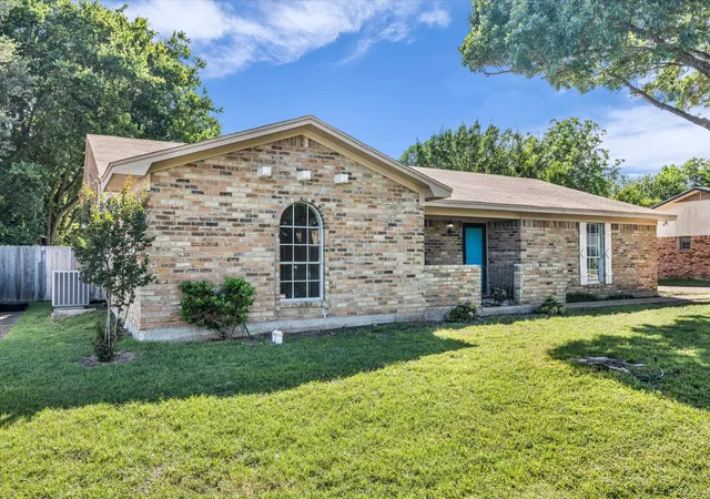 Photo 2 of Sale Pending at 141 Travis Ln, Hewitt, TX 76643 | MLS# 21301758 | Listing updated on 2026-07-24