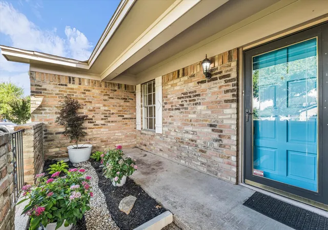 Photo 3 of Sale Pending at 141 Travis Ln, Hewitt, TX 76643 | MLS# 21301758 | Listing updated on 2026-07-24