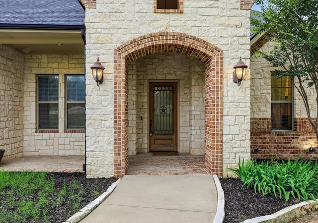 Photo 3 of Single family home for sale at 1040 Lighthouse Ct, Cedar Hill, TX 75104 | MLS# 21299273 | Listing updated on 2026-10-02