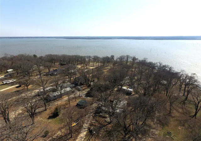 Photo 3 of Single family home for sale at 8085 Lakeview Dr, Quinlan, TX 75474 | MLS# 21302079 | Listing updated on 2026-09-16