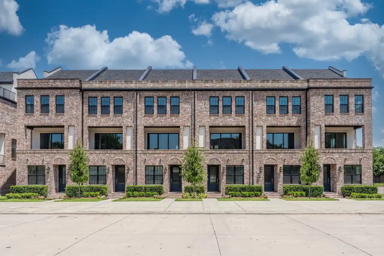 Listing Photo 1 - Condo for sale in 2401 Canton St located at 2401 Canton St, Dallas, TX 75201 - Unit #1003
