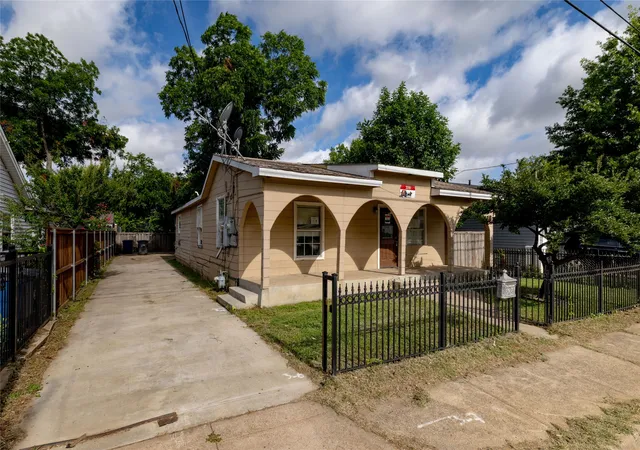 Photo 2 of Single family home for sale at 3219 N Winnetka Ave, Dallas, TX 75212 | MLS# 21299376 | Listing updated on 2026-08-18