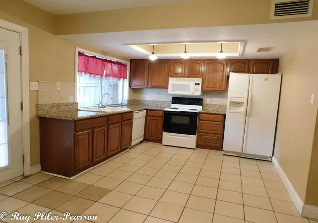 Photo 4 of Townhouse for sale at 8020 Pines Rd, Shreveport, LA 71129 | MLS# 21297675 | Listing updated on 2026-08-21