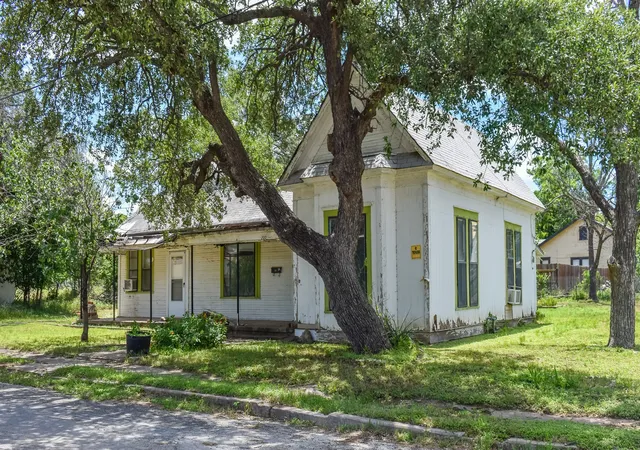Homes for sale in Brady, TX | 200 E 7th St, Brady, TX 76825 | MLS# 21302304