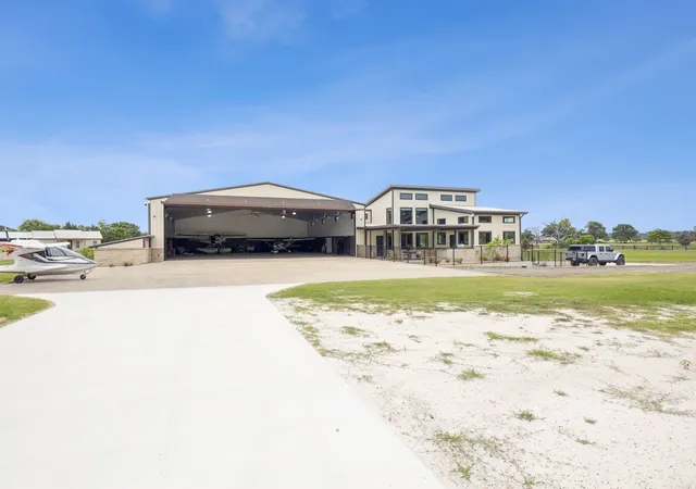 Photo 4 of Single family home for sale at 836 Vz County Rd, Van, TX 75790 | MLS# 21302348 | Listing updated on 2026-08-22