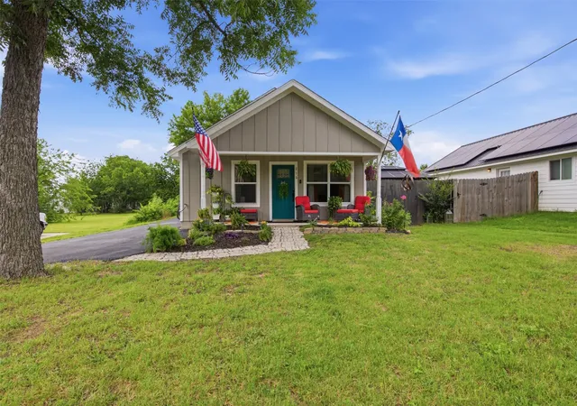 Photo 2 of Single family home for sale at 216 E Clay St, Bowie, TX 76230 | MLS# 21302331 | Listing updated on 2026-07-15